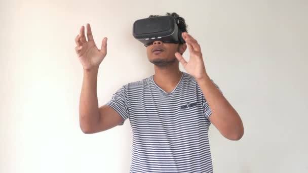  hombre joven con auriculares de realidad virtual, caja vr. - Metraje, vídeo