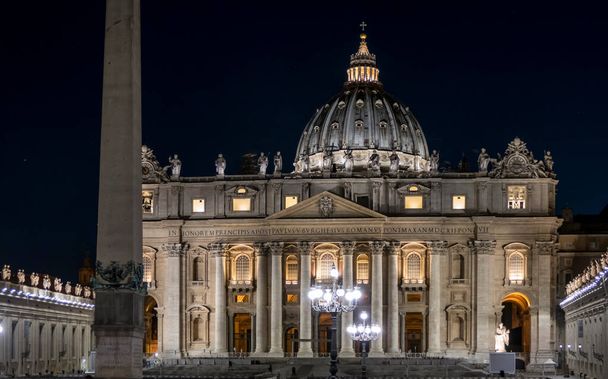 夜にバチカンのサン・ピエトロ大聖堂 - 写真・画像