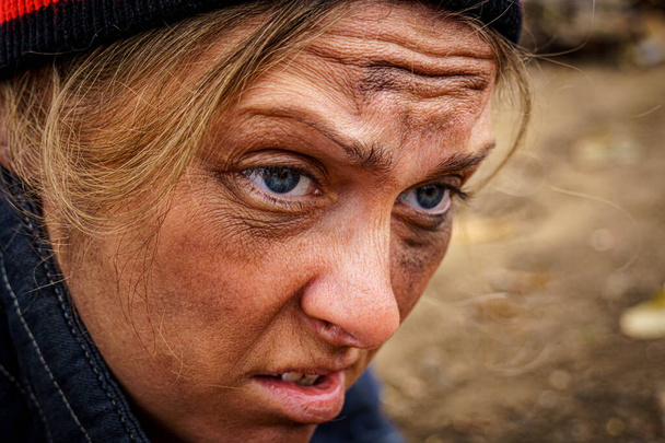 Close-up de um rosto sujo, bêbado, feminino. Conceito de pobreza e alcoolismo. Espaço livre para texto - Foto, Imagem