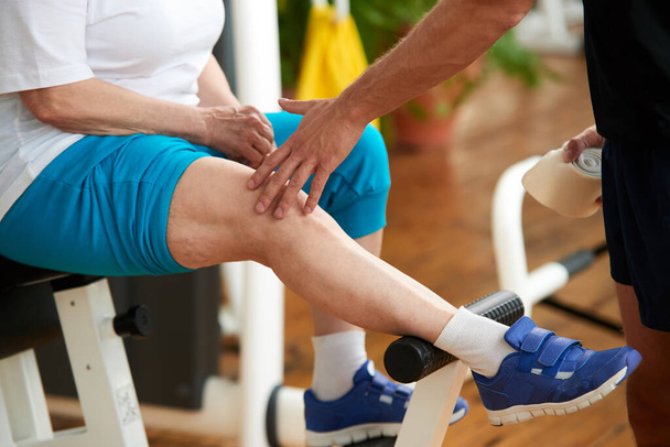Dolore al ginocchio durante l'attività sportiva in palestra. - Foto, immagini