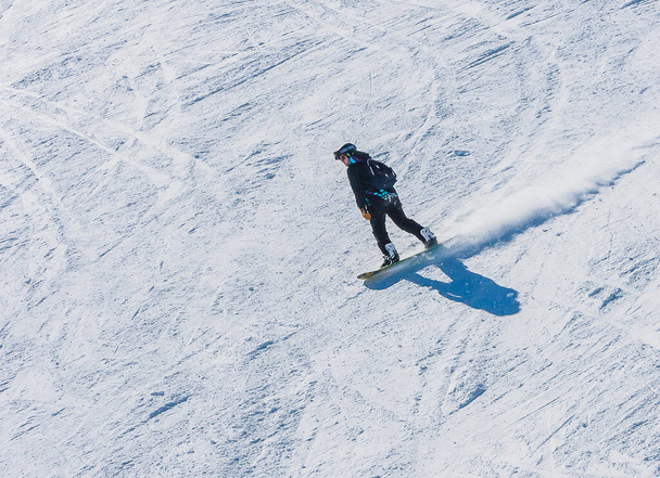 Snowboarder sur les pistes de la Station de ski GrandVallira. Les Pyrénées. Andorre. - Photo, image