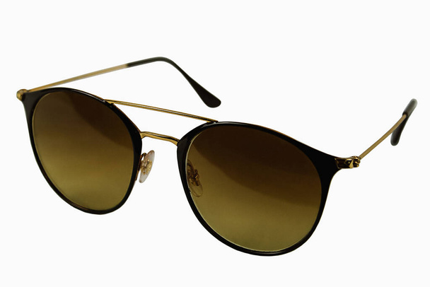 Деревянные солнцезащитные очки на белом фоне в студии - Фото, изображение