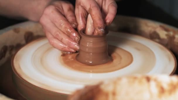 mãos trabalhando argila na roda do oleiro. Potter molda o produto de argila com ferramentas de cerâmica na roda do oleiro, fábrica de artesanato autêntica. Fecha. 4k - Filmagem, Vídeo