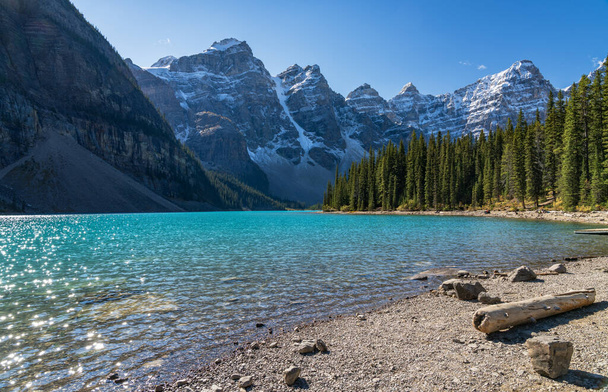 Moraine lago bela paisagem no verão ensolarado dia manhã. Sparkle água azul-turquesa, coberto de neve Vale dos Dez Picos. Banff National Park, Canadian Rockies, Alberta, Canadá - Foto, Imagem