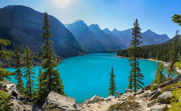 Чудовий краєвид на озері Морена влітку, сонячний день вранці. Спаркл бірюзова блакитна вода, вкрита снігом долина десяти вершин. Banff National Park, Canadian Rockies, Alberta, Canada - Фото, зображення