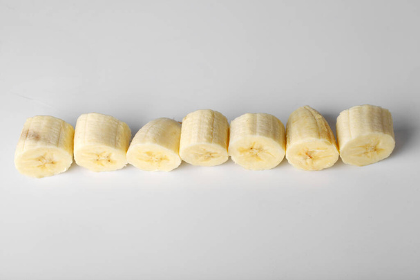 Rebanadas de plátano en rodajas sobre un fondo blanco - Foto, imagen