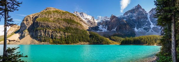 Moraine lago bela paisagem no verão ao início do outono dia ensolarado manhã. Sparkle água azul-turquesa, coberto de neve Vale dos Dez Picos. Banff National Park, Canadian Rockies, Alberta, Canadá - Foto, Imagem
