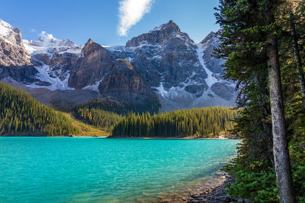 Moränensee schöne Landschaft im Sommer bis zum frühen Herbst sonnigen Tag Morgen. Türkisblaues Wasser, schneebedecktes Tal der Zehn Zinnen. Banff Nationalpark, kanadische Rockies, Alberta, Kanada - Foto, Bild