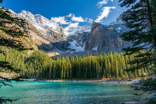 Moränensee schöne Landschaft im Sommer bis zum frühen Herbst sonnigen Tag Morgen. Türkisblaues Wasser, schneebedecktes Tal der Zehn Zinnen. Banff Nationalpark, kanadische Rockies, Alberta, Kanada - Foto, Bild