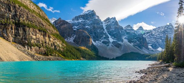 Moraine lago bela paisagem no verão ao início do outono dia ensolarado manhã. Sparkle água azul-turquesa, coberto de neve Vale dos Dez Picos. Banff National Park, Canadian Rockies, Alberta, Canadá - Foto, Imagem