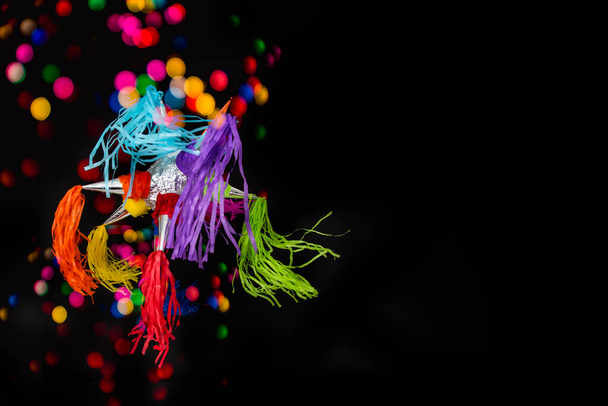 Fondo colgante de fiesta de piñata mexicana con brillante multicolor celebrando cumpleaños, Navidad, fiesta, canciones de fiesta, estrella y figura de burro, diversión familiar - Foto, Imagen
