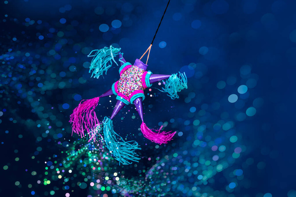 Fondo colgante de fiesta de piñata mexicana con brillante multicolor celebrando cumpleaños, Navidad, fiesta, canciones de fiesta, estrella y figura de burro, diversión familiar - Foto, Imagen
