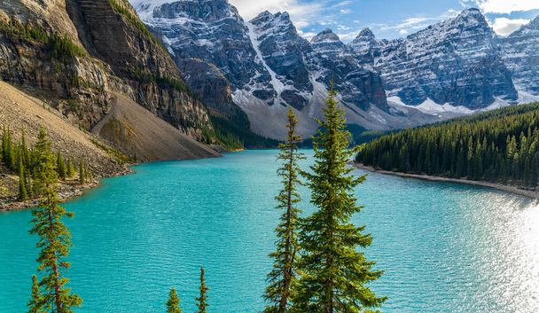 Lago Moraine hermoso paisaje en verano día soleado mañana. Brillante agua azul turquesa, nevado Valle de los Diez Picos. Banff National Park, Canadian Rockies, Alberta, Canadá - Foto, imagen