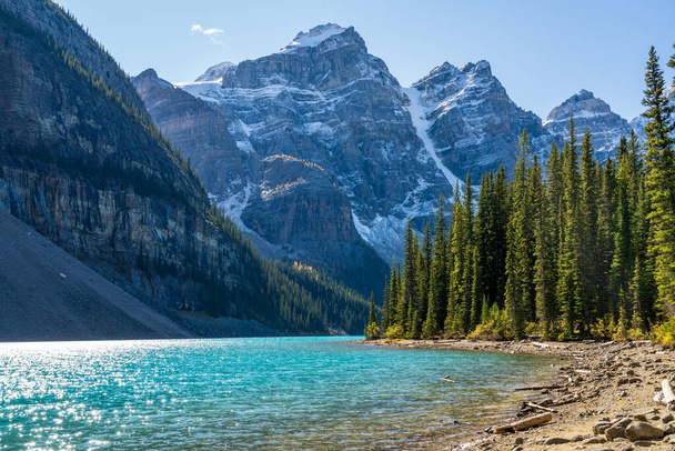 Moraine lago bela paisagem no verão ensolarado dia manhã. Sparkle água azul-turquesa, coberto de neve Vale dos Dez Picos. Banff National Park, Canadian Rockies, Alberta, Canadá - Foto, Imagem