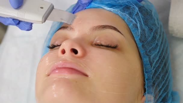 Klinika kosmetyczna i kosmetologia maszyn. Profesjonalny kosmetolog pracujący z ultradźwiękową maszyną do twarzy podczas oczyszczania. Niechirurgiczne podnoszenie twarzy. Lekarz dermatolog. 4 tys. wideo - Materiał filmowy, wideo