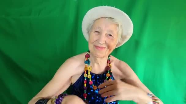 Gelukkig glimlachen grappige senior vrouw dragen kralen dansen thuis - Video