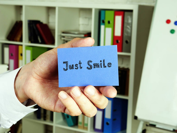 Концепція бізнесу означає "Посміхнися" з підписом на аркуші.. - Фото, зображення