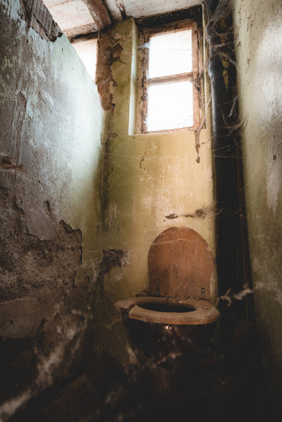 Edificios abandonados espeluznantes con descomposición natural, los llamados lugares perdidos - Foto, Imagen