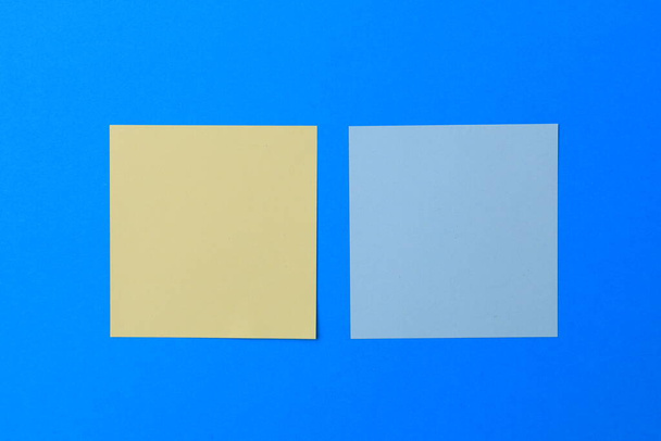 Adesivi bianchi su uno sfondo azzurro. Copia spazio per testo o iscrizione - Foto, immagini