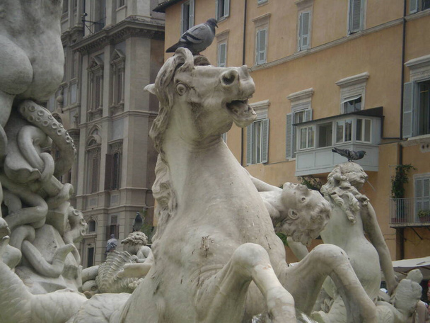 Detail eines Brunnens auf der Piazza Navona in Rom, Italien - Foto, Bild