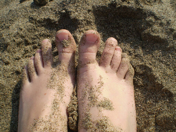 Pies en arena de playa - Foto, imagen