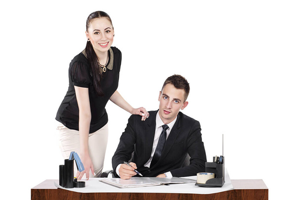 Красивий і молодий бізнесмен і бізнес-леді за столом переговорів на білому ізольованому фоні
. - Фото, зображення