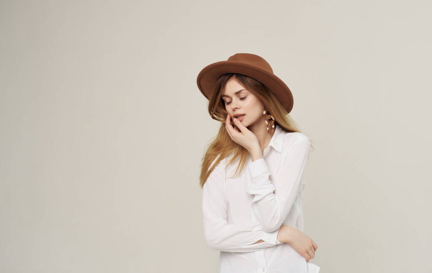Красивая женщина белая рубашка шляпа роскошь моды элегантный стиль украшения - Фото, изображение