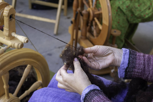 Spinner εργασίας στο ράψιμο με μαλλί, βιοτεχνική παραγωγή, βιομηχανία - Φωτογραφία, εικόνα