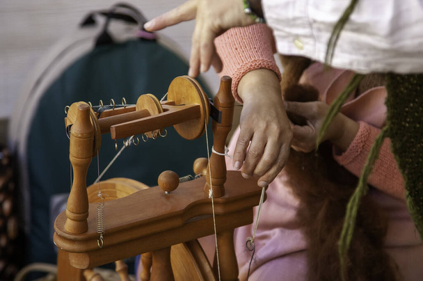 Spinner werken in naaien met wol, ambachtelijke productie, industrie - Foto, afbeelding