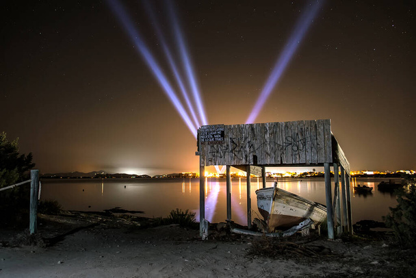 embarcadero de noche con luces de ciudad detrs - Fotografie, Obrázek