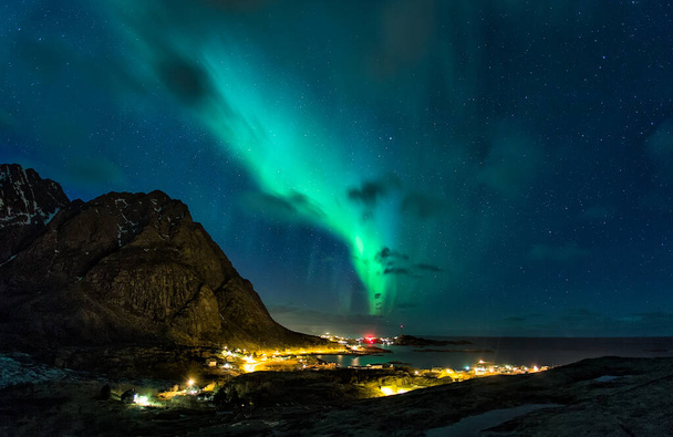 Aurora boreal sobre un pueblo de montaa en las islas Lofoten - Foto, Imagem