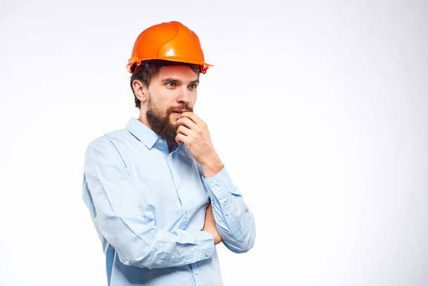 Trabajador hombre en naranja pintura ingeniero emociones industria construcción - Foto, imagen