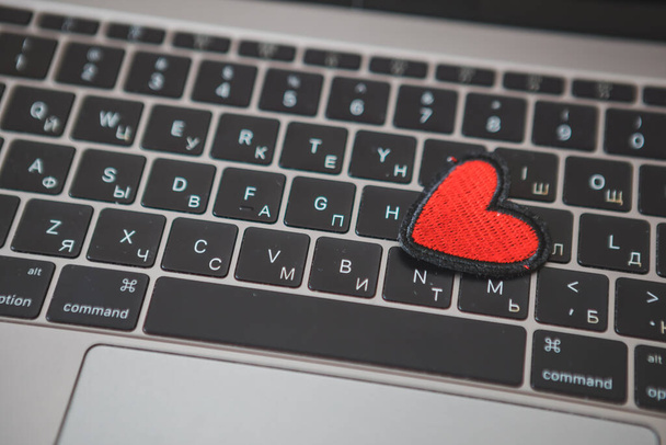κόκκινο σύμβολο καρδιάς στο πληκτρολόγιο laptop. online dating. Κλείσιμο - Φωτογραφία, εικόνα