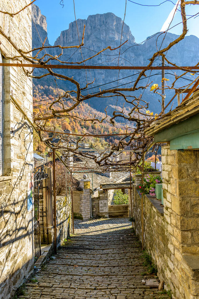 Traditionelle Architektur in einer Steinstraße während der Herbstsaison im malerischen Dorf Mikro papigo in Griechenland - Foto, Bild