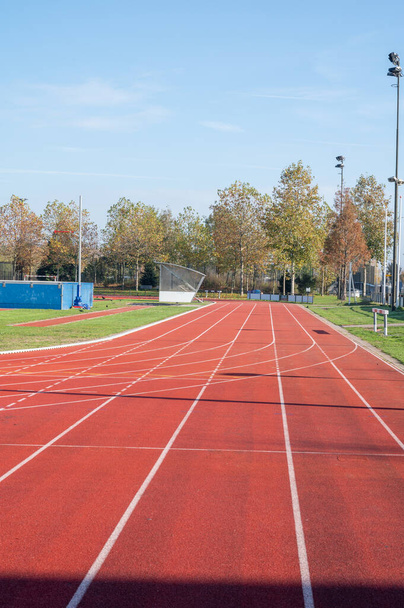Ембрі червона бігова доріжка на відкритому шкільному стадіоні
 - Фото, зображення