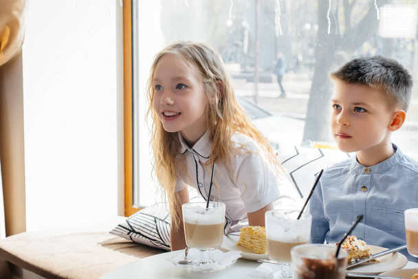 Velká přátelská společnost dětí slaví dovolenou v kavárně s lahodným dezertem. V den narození - Fotografie, Obrázek