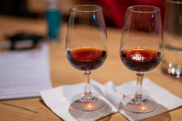 Επαγγελματική δοκιμή διαφόρων εμπλουτισμένο ρουμπίνι επιδόρπιο, tawny κρασιά λιμάνι σε ποτήρια σε κάβες κρασιού στο Πόρτο, Πορτογαλία, κοντά - Φωτογραφία, εικόνα