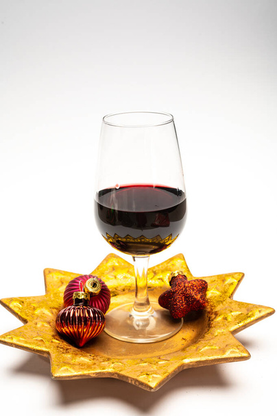 Δημοφιλή βρετανικό χριστουγεννιάτικο ποτό, ποτήρι vintage ρουμπινί κρασί πορτό και διακόσμηση χριστουγεννιάτικο δέντρο close up απομονώνονται σε λευκό - Φωτογραφία, εικόνα