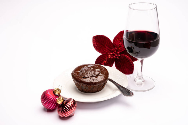 Δημοφιλή βρετανικά Χριστούγεννα τροφίμων, ποτήρι vintage ρουμπινί κρασί πορτό και ζεστό κέικ σοκολάτας με χριστουγεννιάτικη διακόσμηση σε φόντο απομονωμένο σε λευκό - Φωτογραφία, εικόνα