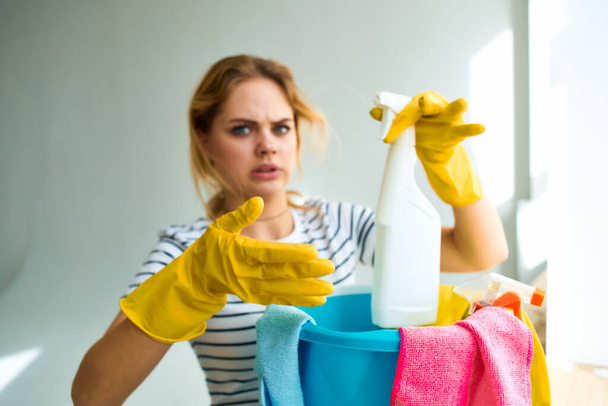 Vrouw in de hand schoonmaakmiddel schoonmaken huis zorg levensstijl - Foto, afbeelding