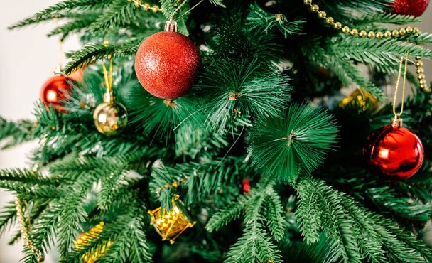 Christmas tree with colorful ball decorations - Фото, зображення