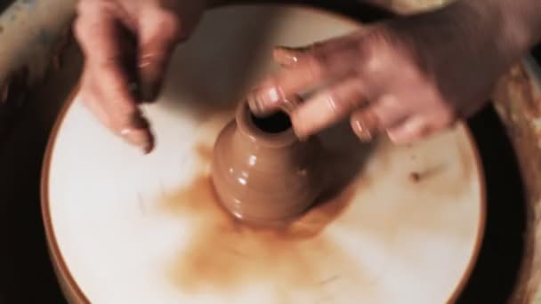 руки, работающие глиной на гончарном круге. Поттер формирует глиняный продукт с керамическими инструментами на гончарном колесе, ремесленная фабрика подлинной. Закрывай. 4k - Кадры, видео