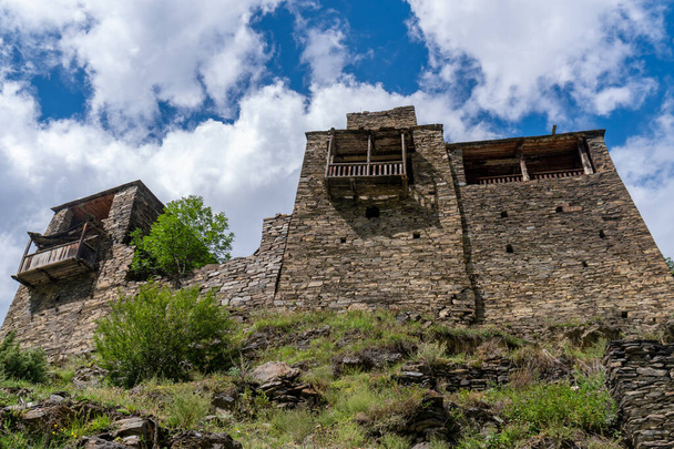 Old Fortress in mountain village Shatili, ruins of medieval castle in Georgia. Heritage of traditional architecture - Foto, imagen