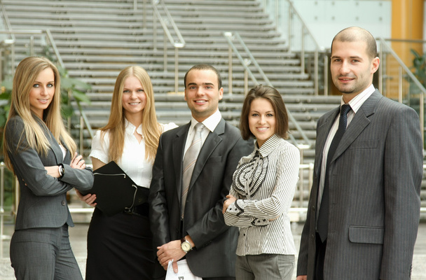 Бізнесмени, що стоять зі своїм персоналом
 - Фото, зображення
