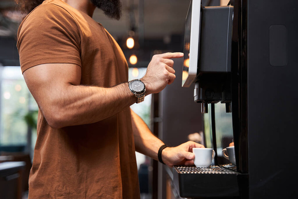 Man making coffee during office break - Zdjęcie, obraz