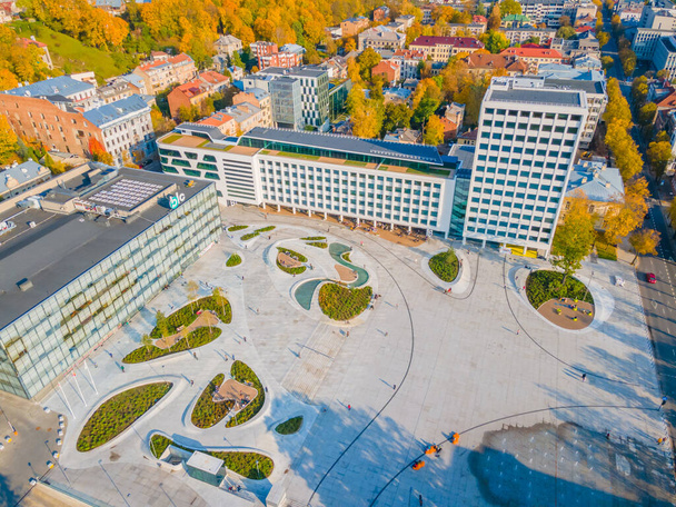 Veduta aerea di Piazza dell'Unità appena ricostruita a Kaunas - Foto, immagini