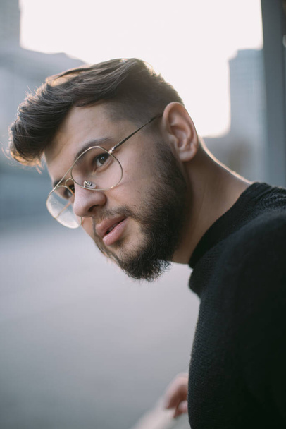 Hipster férfi szakállas portréval városi - Fotó, kép