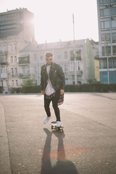 Hipster-Mann mit Bart porträtiert urbanes Skateboarden - Foto, Bild