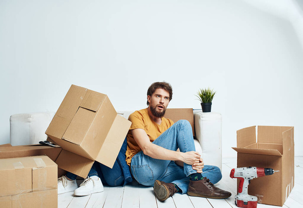 Homme et femme avec des boîtes vides Déménagement dans un appartement intérieur - Photo, image