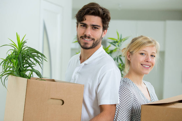 young couple moving houses - 写真・画像